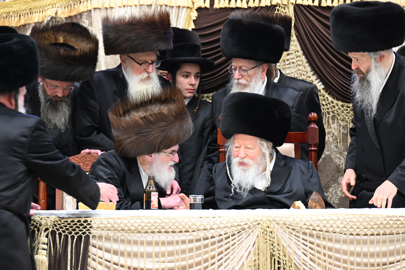 בעיצומה של החתונה הגדולה בגור: שיחה ממושכת בין רה"י הגרב"מ אזרחי והרבי מגור