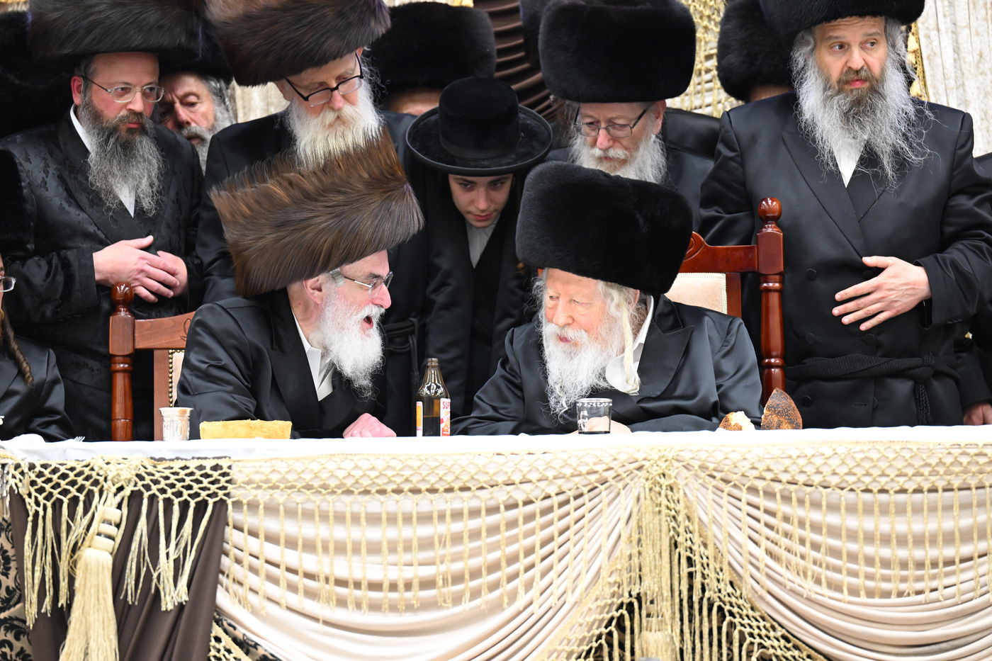 בעיצומה של החתונה הגדולה בגור: שיחה ממושכת בין רה"י הגרב"מ אזרחי והרבי מגור