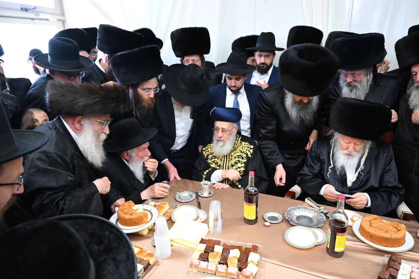 בעיצומה של החתונה הגדולה בגור: שיחה ממושכת בין רה"י הגרב"מ אזרחי והרבי מגור