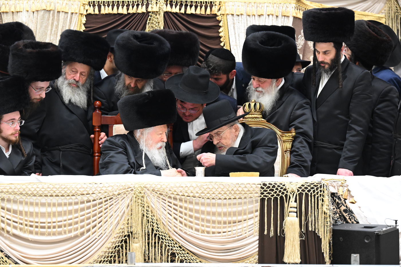 בעיצומה של החתונה הגדולה בגור: שיחה ממושכת בין רה"י הגרב"מ אזרחי והרבי מגור