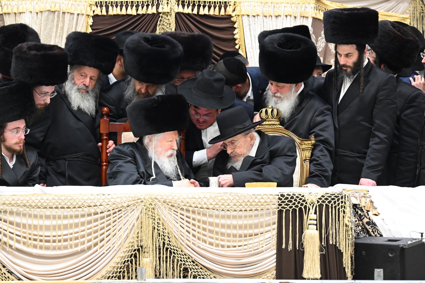 בעיצומה של החתונה הגדולה בגור: שיחה ממושכת בין רה"י הגרב"מ אזרחי והרבי מגור