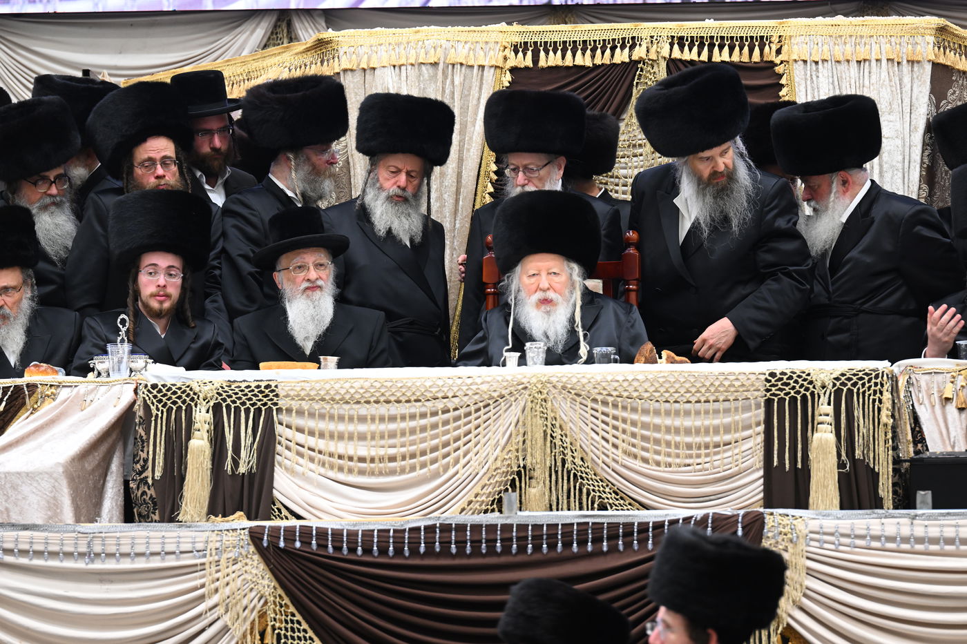 בעיצומה של החתונה הגדולה בגור: שיחה ממושכת בין רה"י הגרב"מ אזרחי והרבי מגור