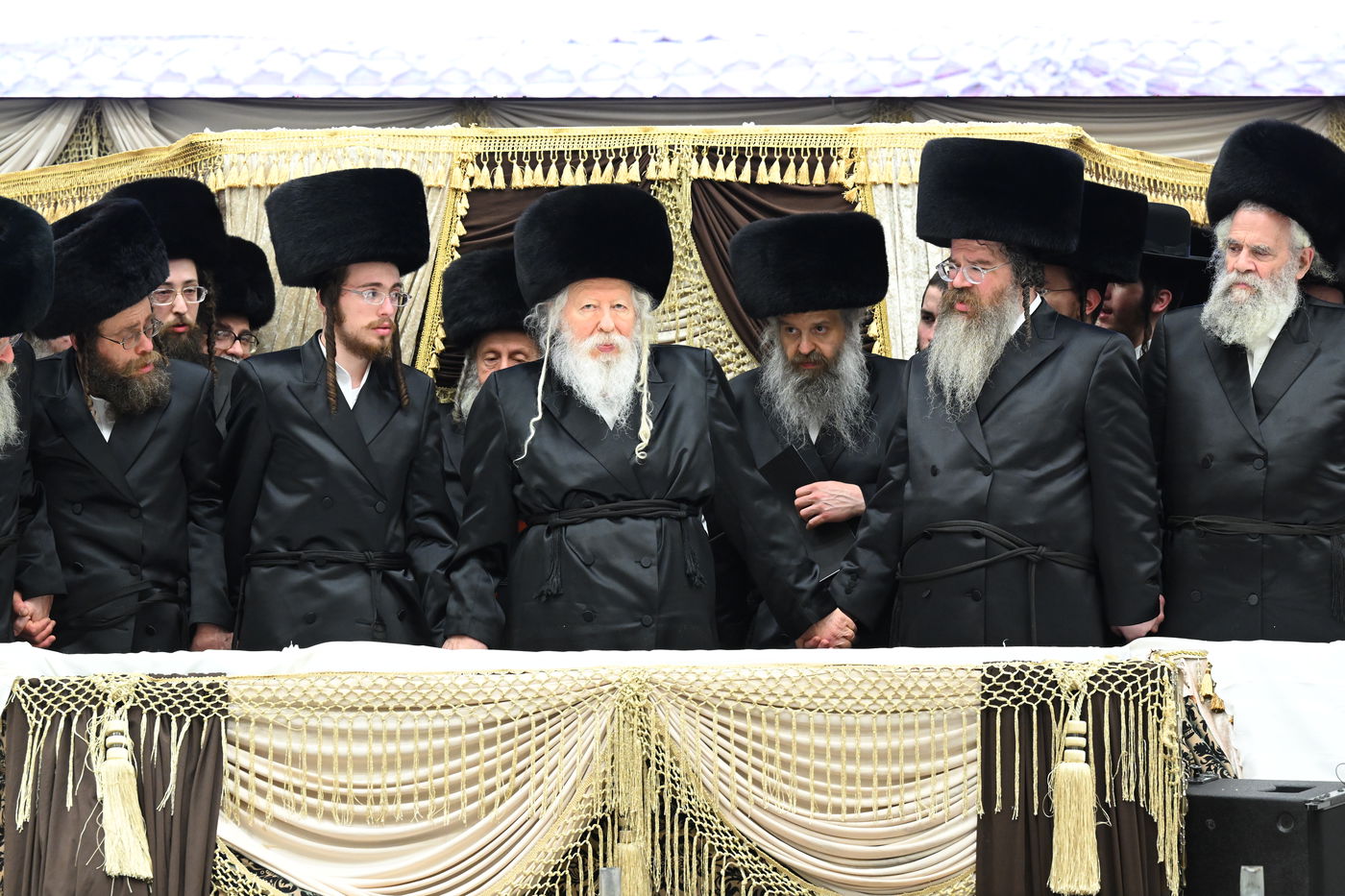 בעיצומה של החתונה הגדולה בגור: שיחה ממושכת בין רה"י הגרב"מ אזרחי והרבי מגור