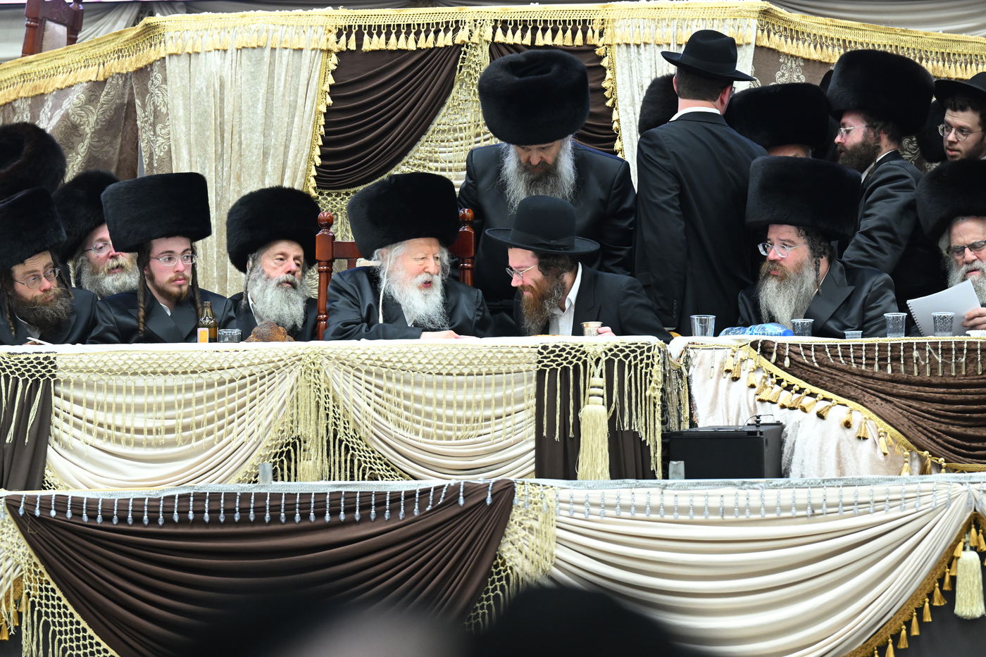 בעיצומה של החתונה הגדולה בגור: שיחה ממושכת בין רה"י הגרב"מ אזרחי והרבי מגור