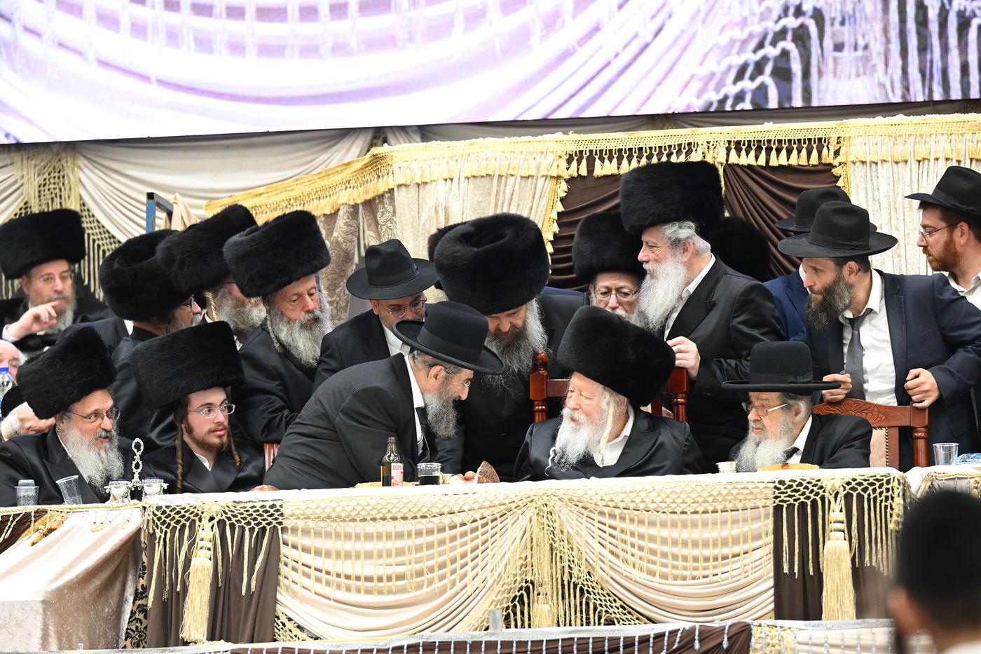 בעיצומה של החתונה הגדולה בגור: שיחה ממושכת בין רה"י הגרב"מ אזרחי והרבי מגור