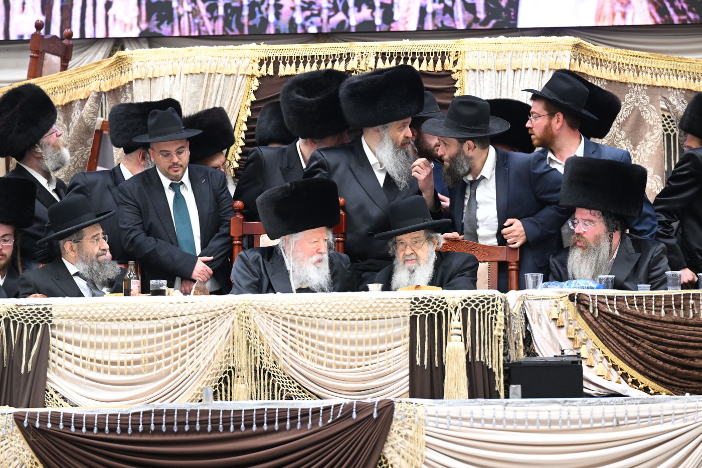 בעיצומה של החתונה הגדולה בגור: שיחה ממושכת בין רה"י הגרב"מ אזרחי והרבי מגור