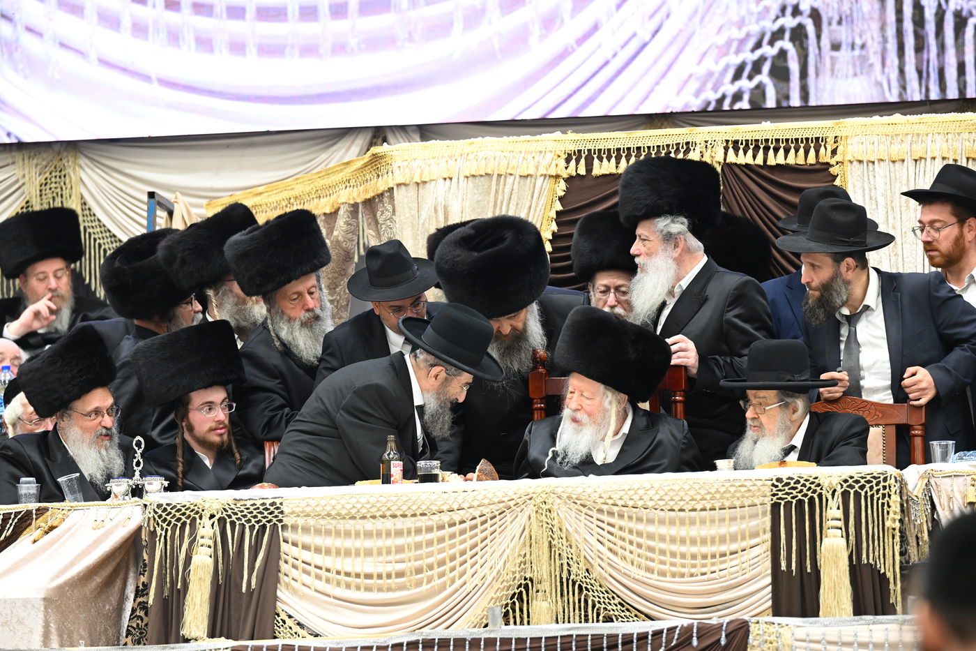 בעיצומה של החתונה הגדולה בגור: שיחה ממושכת בין רה"י הגרב"מ אזרחי והרבי מגור