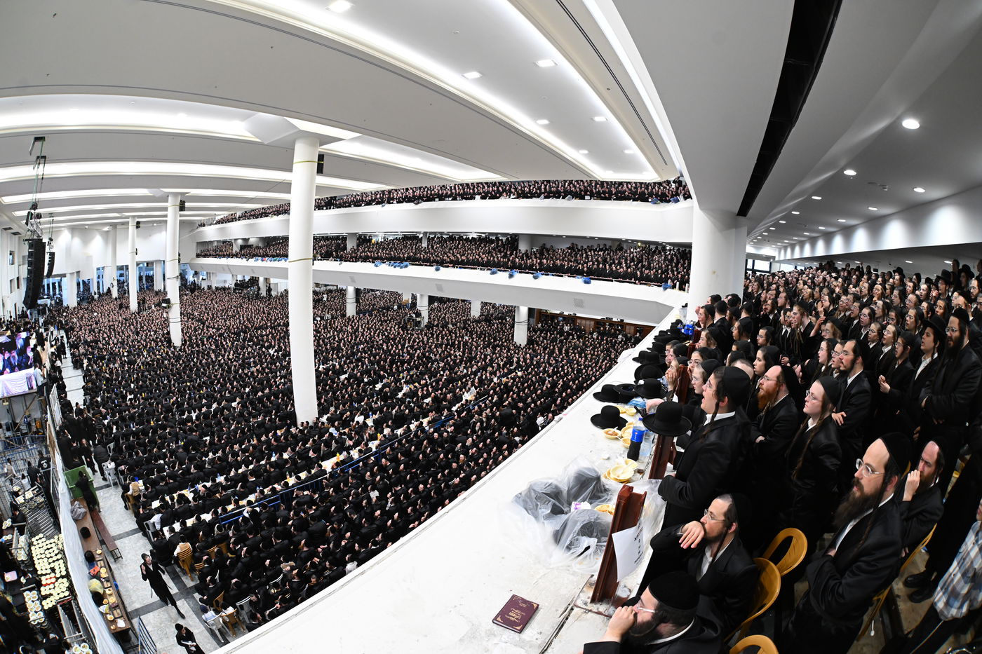 בעיצומה של החתונה הגדולה בגור: שיחה ממושכת בין רה"י הגרב"מ אזרחי והרבי מגור