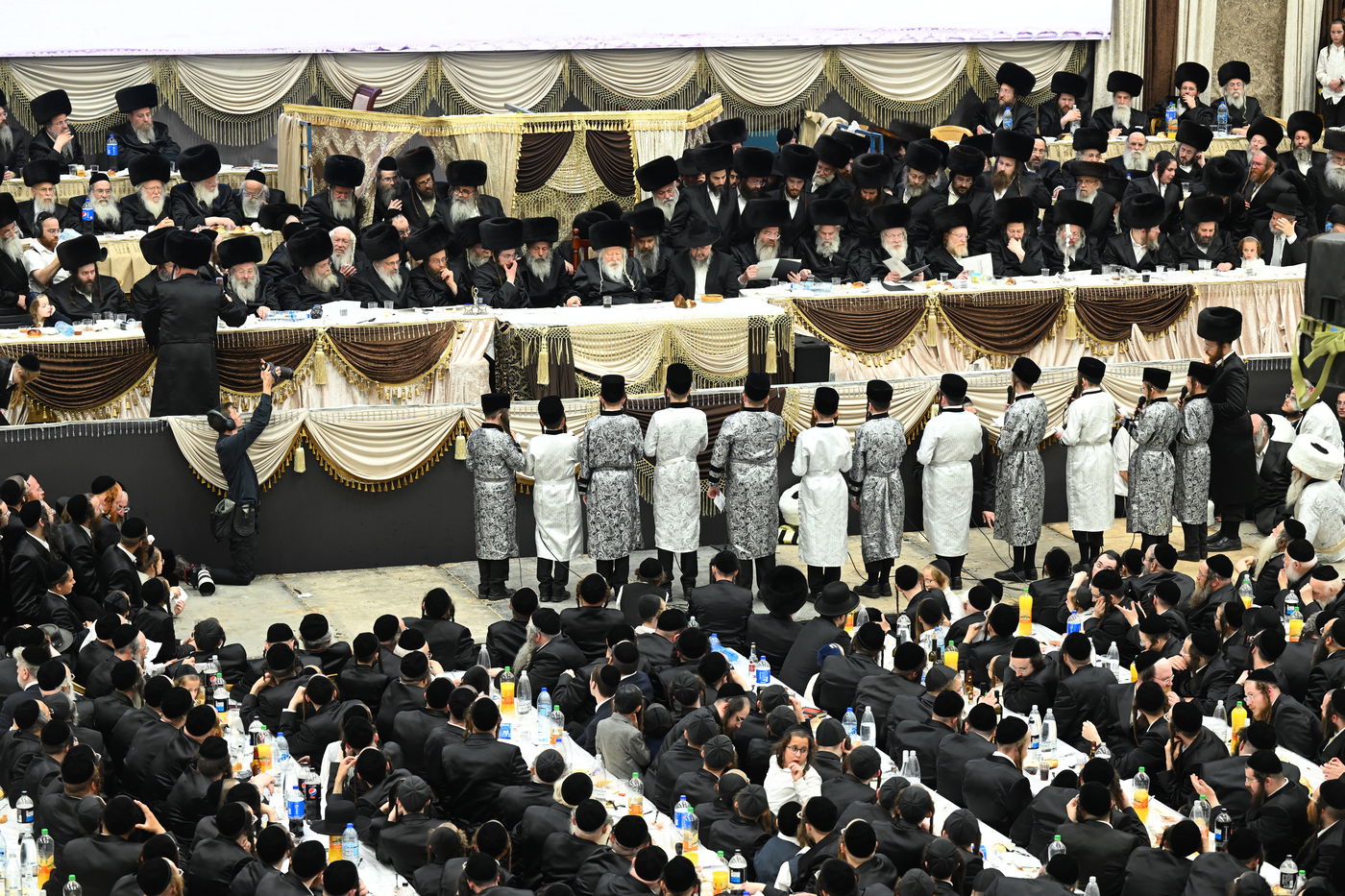 בעיצומה של החתונה הגדולה בגור: שיחה ממושכת בין רה"י הגרב"מ אזרחי והרבי מגור