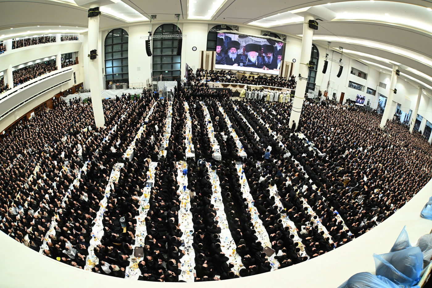 בעיצומה של החתונה הגדולה בגור: שיחה ממושכת בין רה"י הגרב"מ אזרחי והרבי מגור