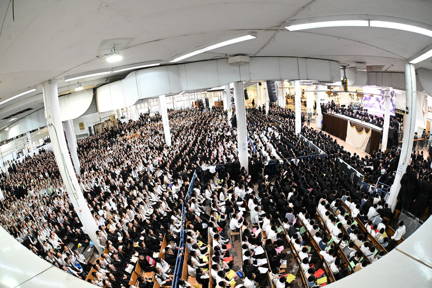 בעיצומה של החתונה הגדולה בגור: שיחה ממושכת בין רה"י הגרב"מ אזרחי והרבי מגור