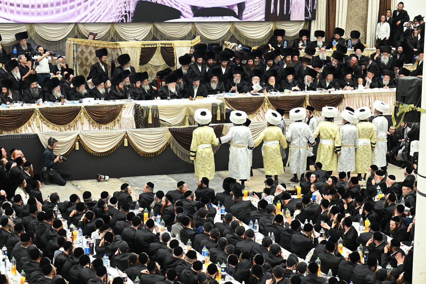 בעיצומה של החתונה הגדולה בגור: שיחה ממושכת בין רה"י הגרב"מ אזרחי והרבי מגור