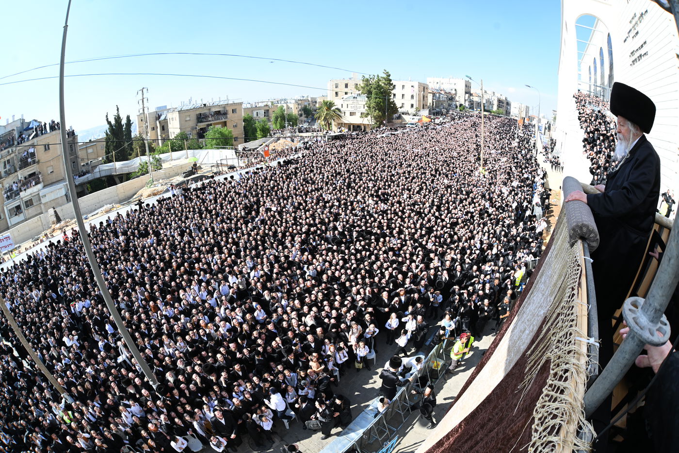 בעיצומה של החתונה הגדולה בגור: שיחה ממושכת בין רה"י הגרב"מ אזרחי והרבי מגור