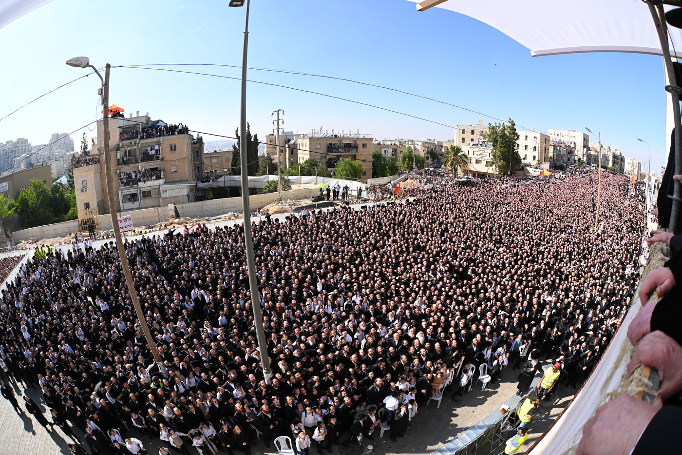 בעיצומה של החתונה הגדולה בגור: שיחה ממושכת בין רה"י הגרב"מ אזרחי והרבי מגור
