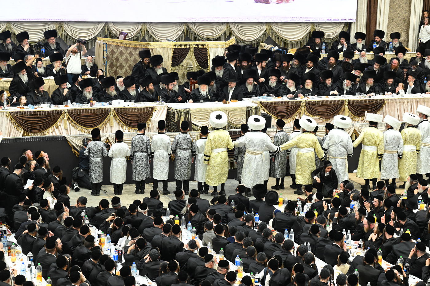 בעיצומה של החתונה הגדולה בגור: שיחה ממושכת בין רה"י הגרב"מ אזרחי והרבי מגור