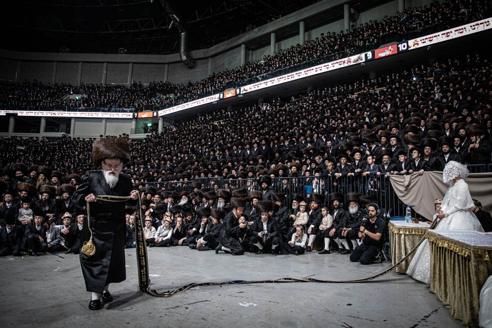 אלפים בחתונת נכדו השמיני של הרבי מבעלזא; הגרב"מ אזרחי והגרמ"ה הירש השתתפו