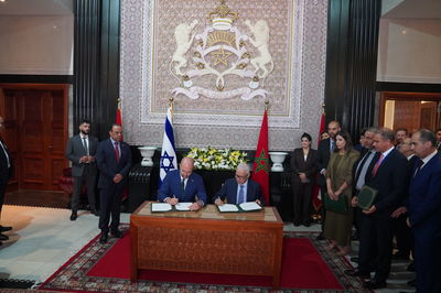 חותמים על מזכר הבנות