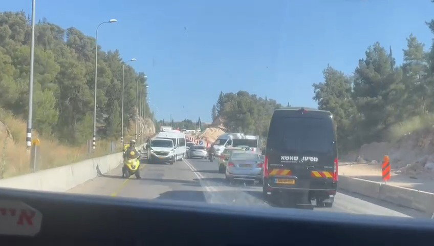אמבולנס יוצא מהעיר. תראו את פקקי הענק בעקבות התאונה