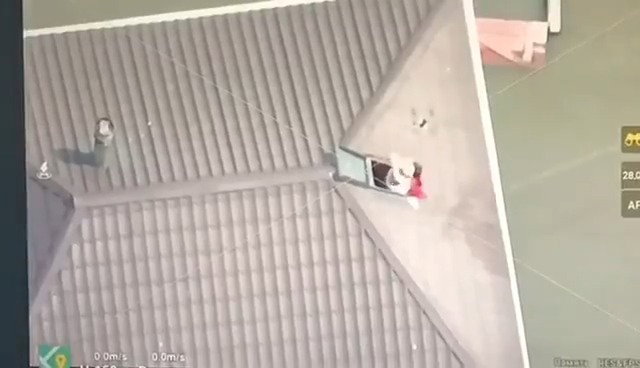 תיעוד מהנחתת בקבוקי מים צלולים על בית מוצף