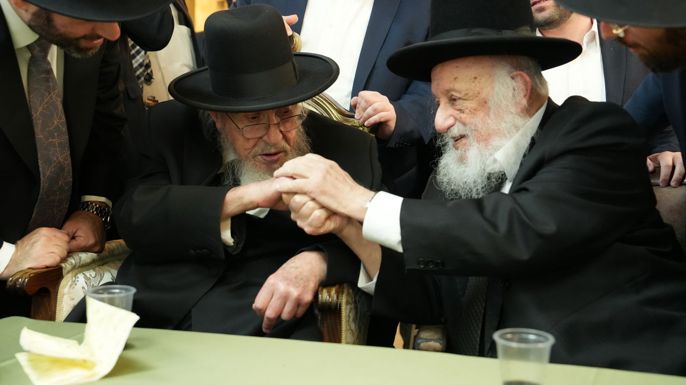 הגרב"מ אזרחי (משמאל) והגרב"ד פוברסקי אמש, בבר מצווה לבנו של מנחם שפירא מ'דגל'