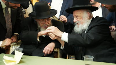 הגרב"מ אזרחי (משמאל) והגרב"ד פוברסקי אמש, בבר מצווה לבנו של מנחם שפירא מ'דגל'