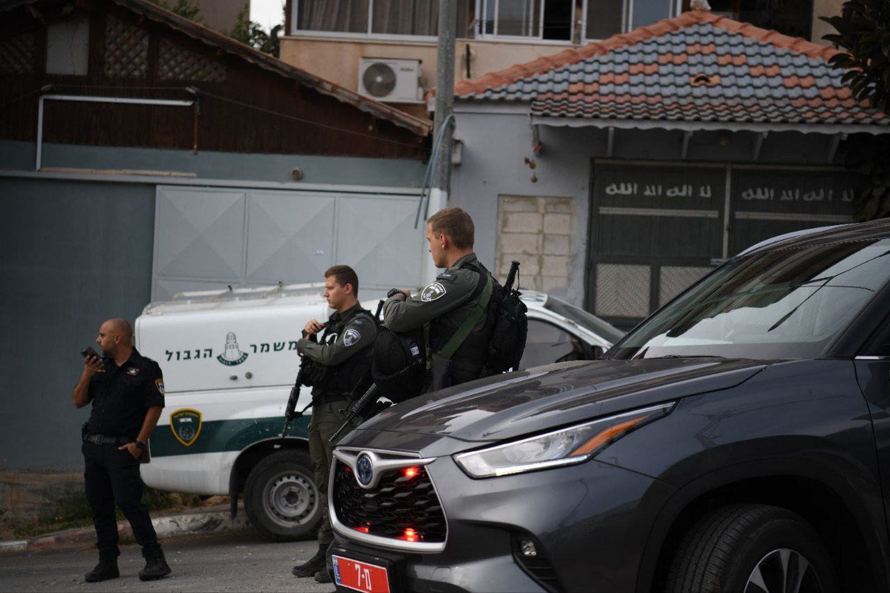 אחרי הטבח: המשטרה ביצעה שורה של מעצרים; חשוד נצפה זורק שקית ובתוכו רובה קרלו