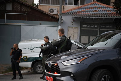 אחרי הטבח: המשטרה ביצעה שורה של מעצרים; חשוד נצפה זורק שקית ובתוכו רובה קרלו