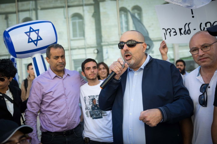 ניסים ואטורי נואם | ארכיון