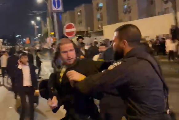 ההפגנה, הערב