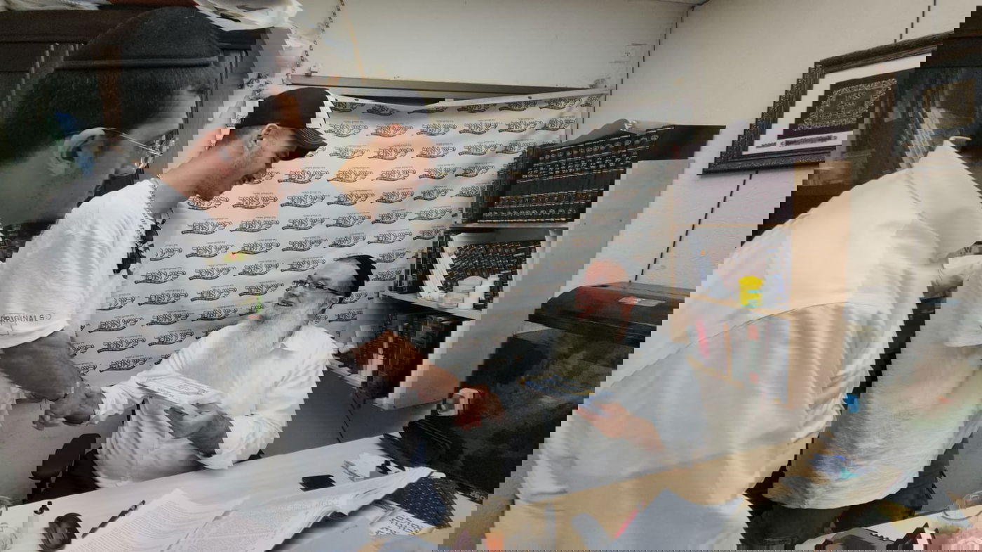 אבי אבורומי עם הרב יגאל כהן