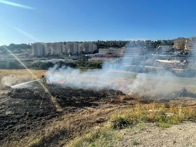 בית שמש: שריפת צמחייה פרצה בסמוך לבנייני מגורים