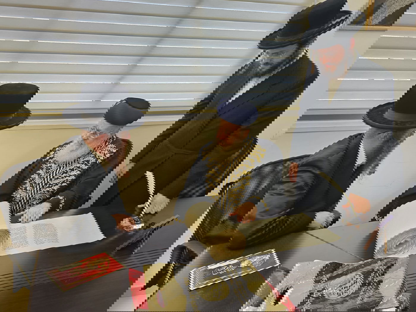 תיעוד: האדמו"ר מקאליב בכתיבת אותיות אצל גדולי ישראל