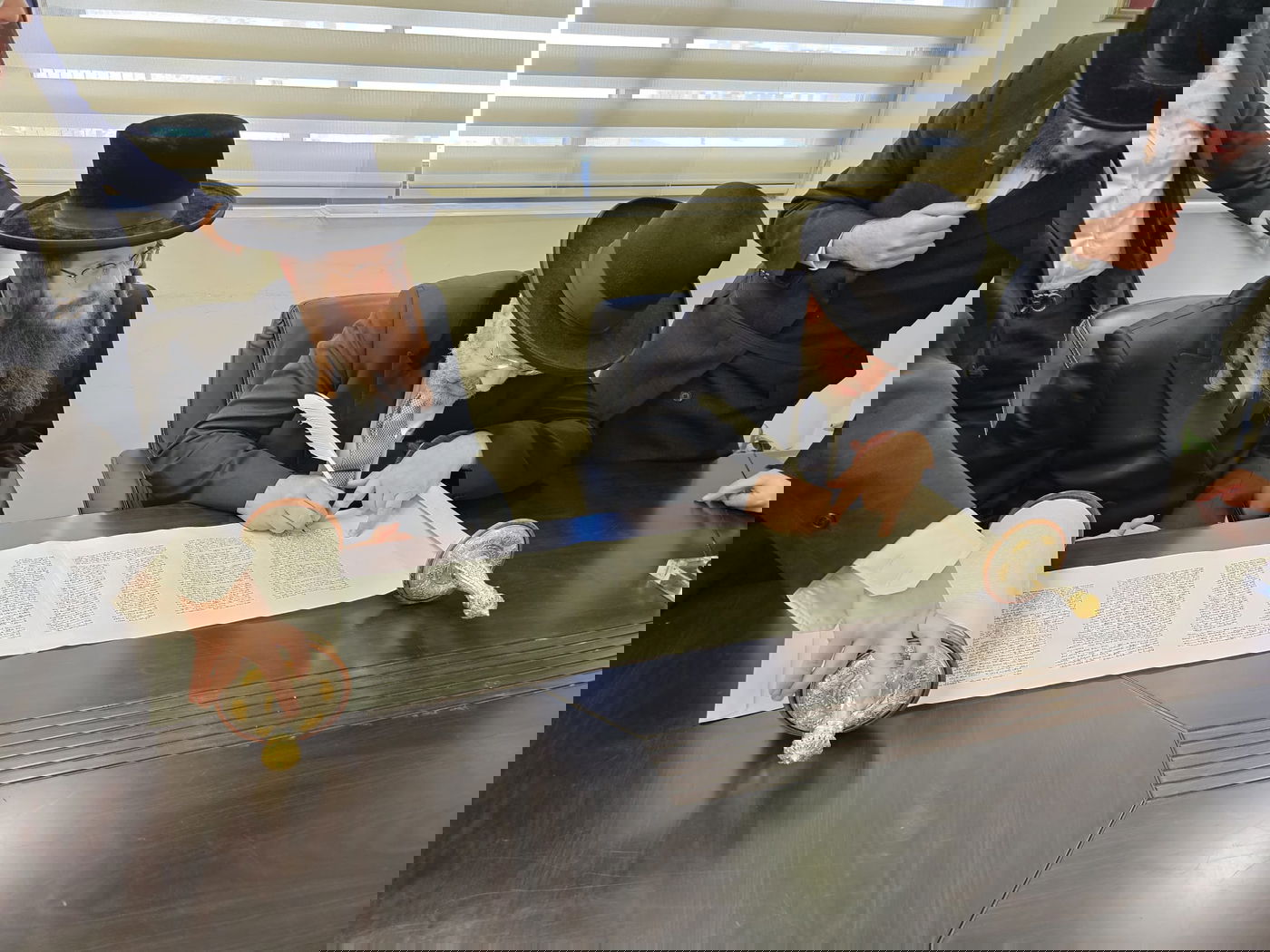 תיעוד: האדמו"ר מקאליב בכתיבת אותיות אצל גדולי ישראל