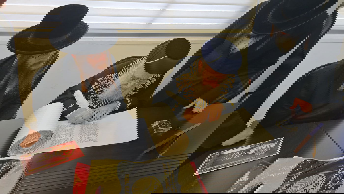 תיעוד: האדמו"ר מקאליב בכתיבת אותיות אצל גדולי ישראל