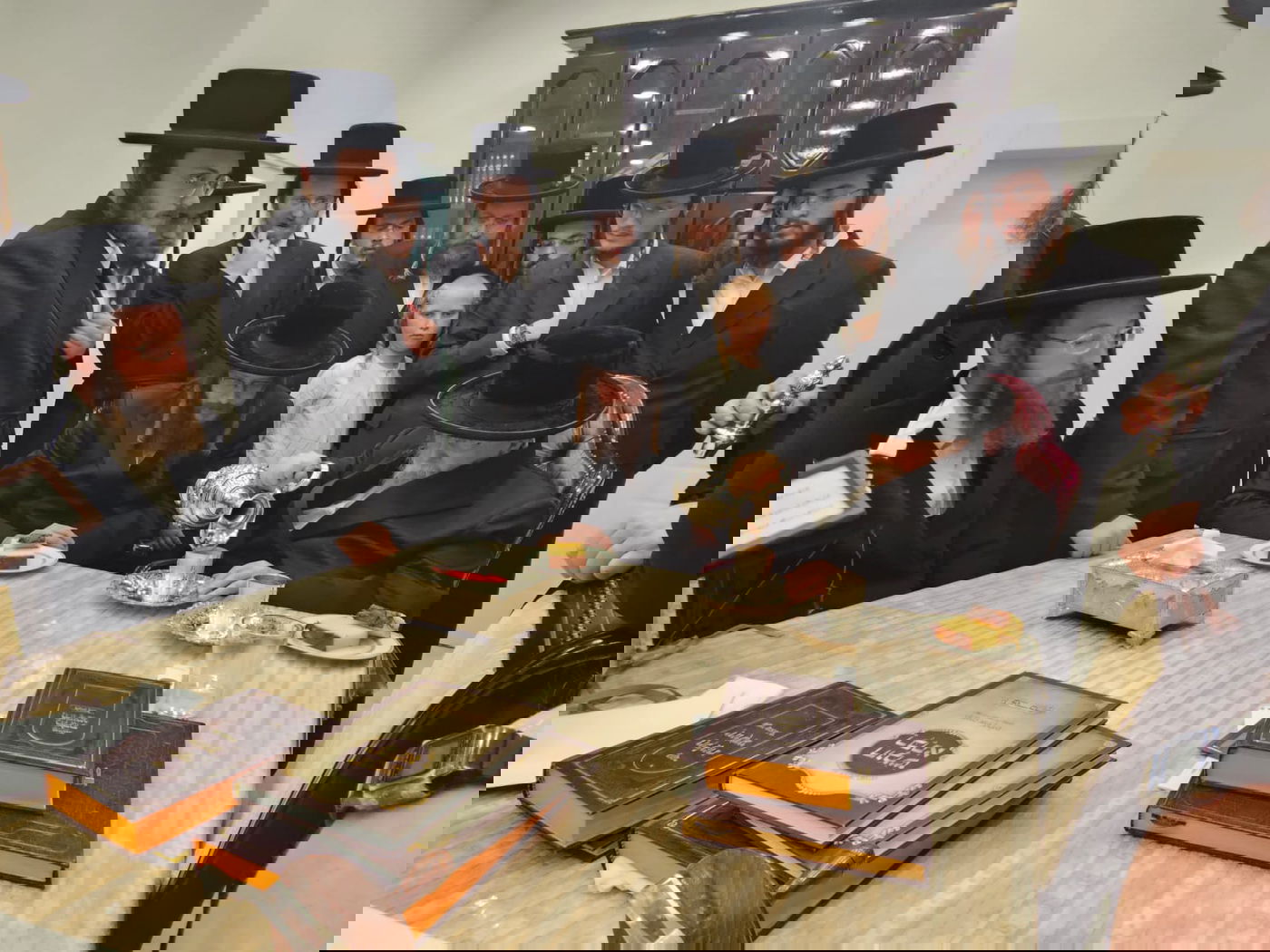 תיעוד: האדמו"ר מקאליב בכתיבת אותיות אצל גדולי ישראל