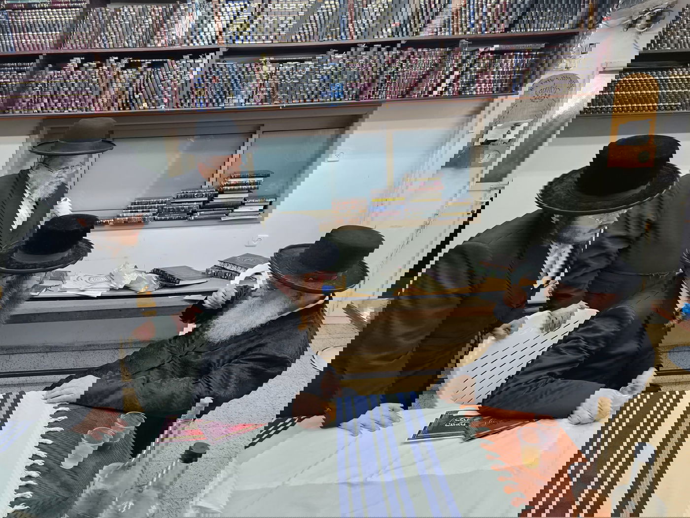 תיעוד: האדמו"ר מקאליב בכתיבת אותיות אצל גדולי ישראל