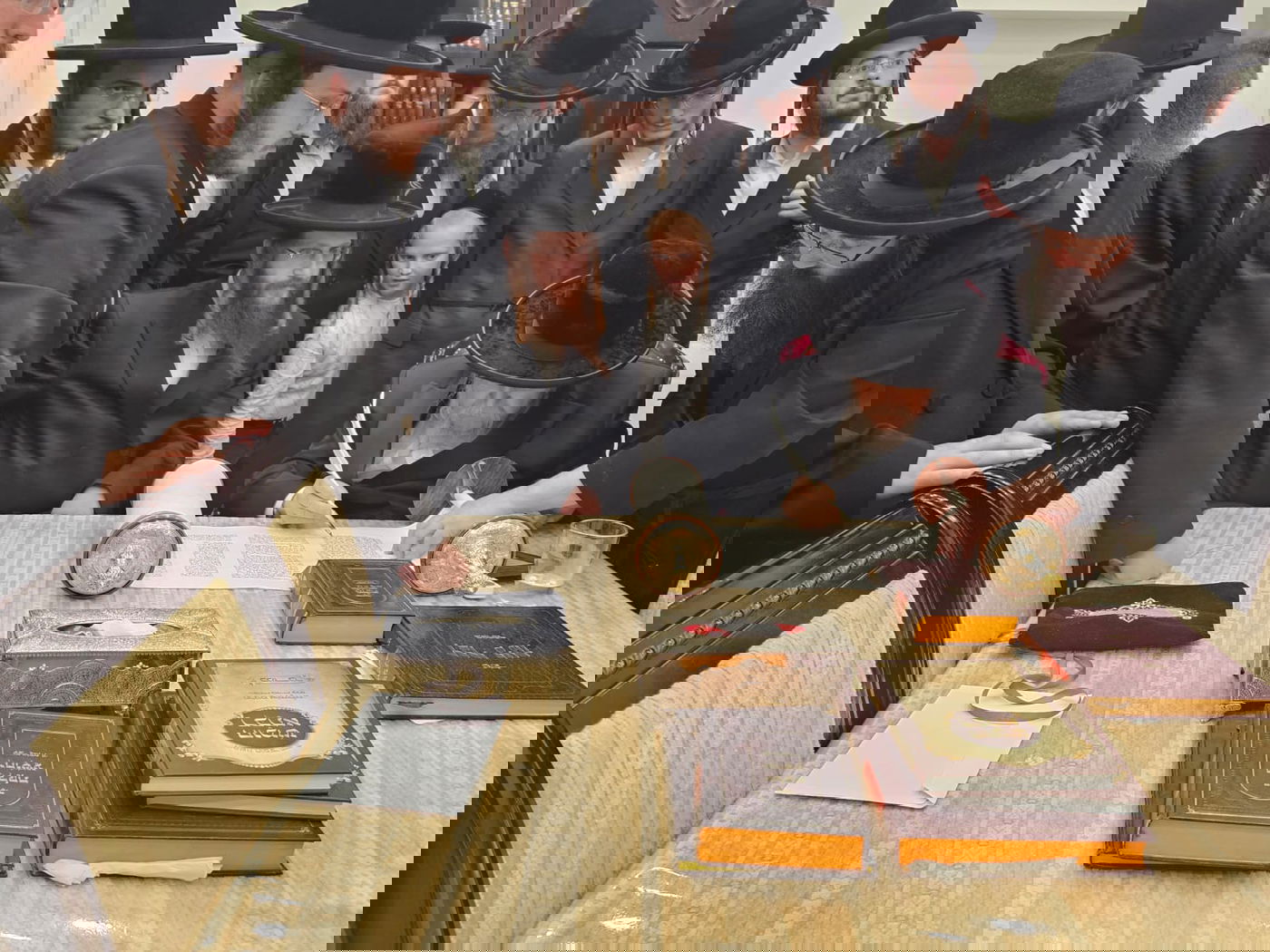 תיעוד: האדמו"ר מקאליב בכתיבת אותיות אצל גדולי ישראל