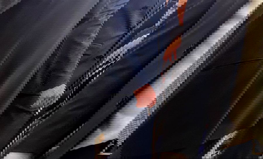 בחורים מעשנים בחתונה טיפוסית