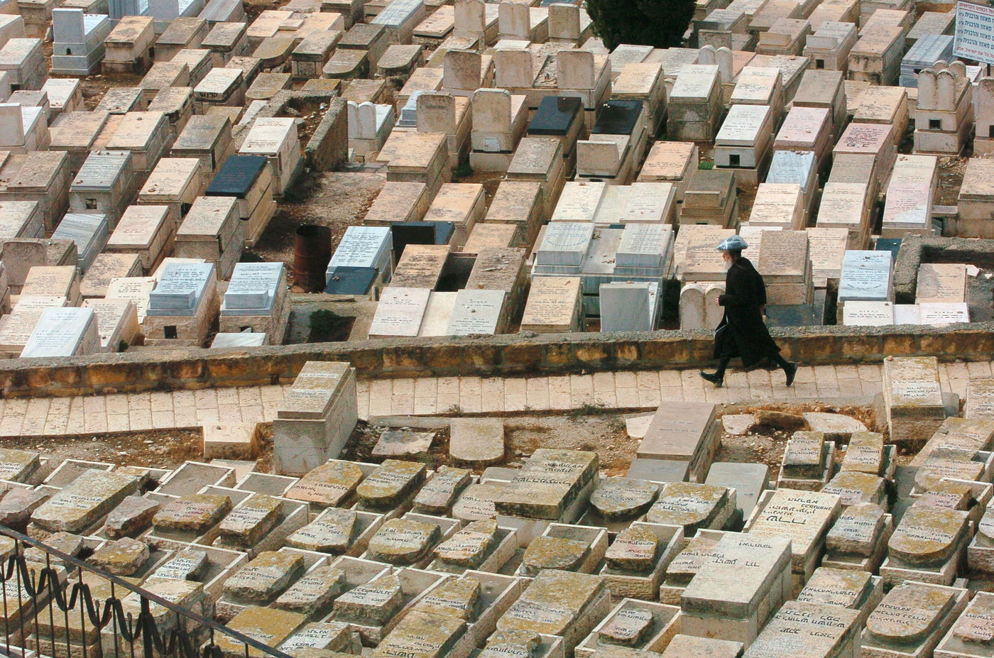 קברה של הרבנית נפתח - והמקל הקדוש שנקבר לצדה נעלם