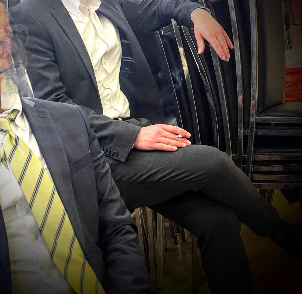 מעשנים בצד במהלך שמחה