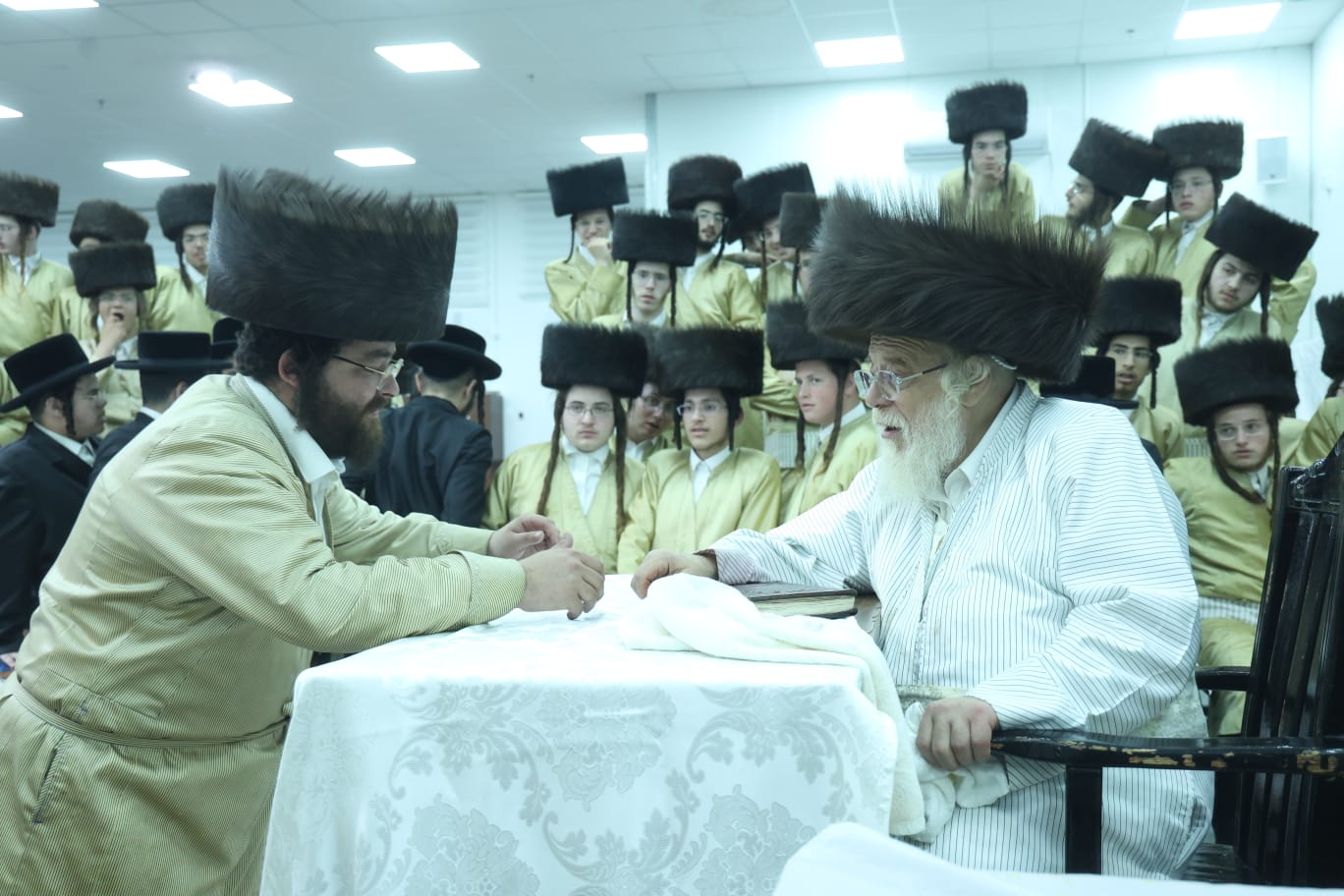 היסטוריה: האדמו"ר מתולדות אהרן שבת לראשונה באלעד