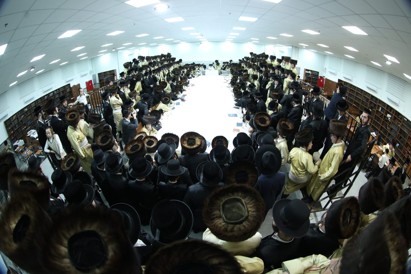 היסטוריה: האדמו"ר מתולדות אהרן שבת לראשונה באלעד