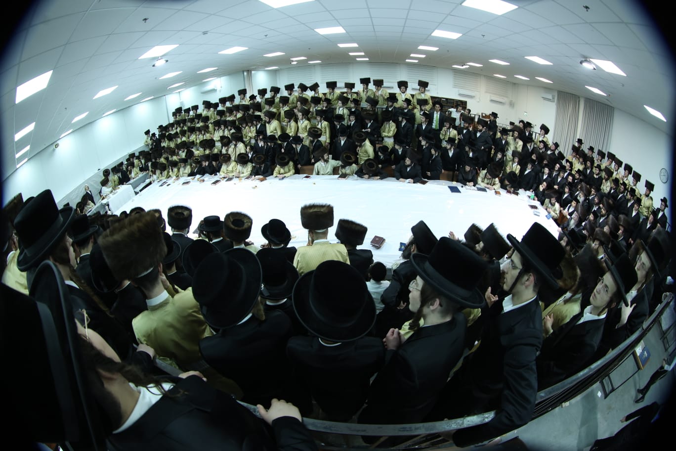 היסטוריה: האדמו"ר מתולדות אהרן שבת לראשונה באלעד