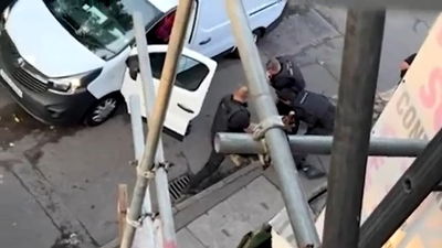 חשד לפיגוע באנגליה: שלושה נמצאו מתים ואחרים נפצעו 