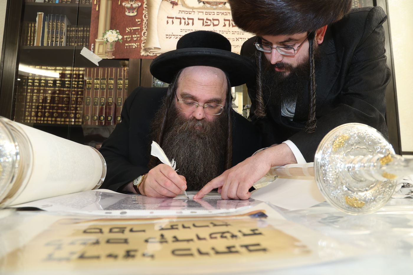 האבא תרם ספר תורה לעילוי נשמת בנו, והקהילה חגגה 