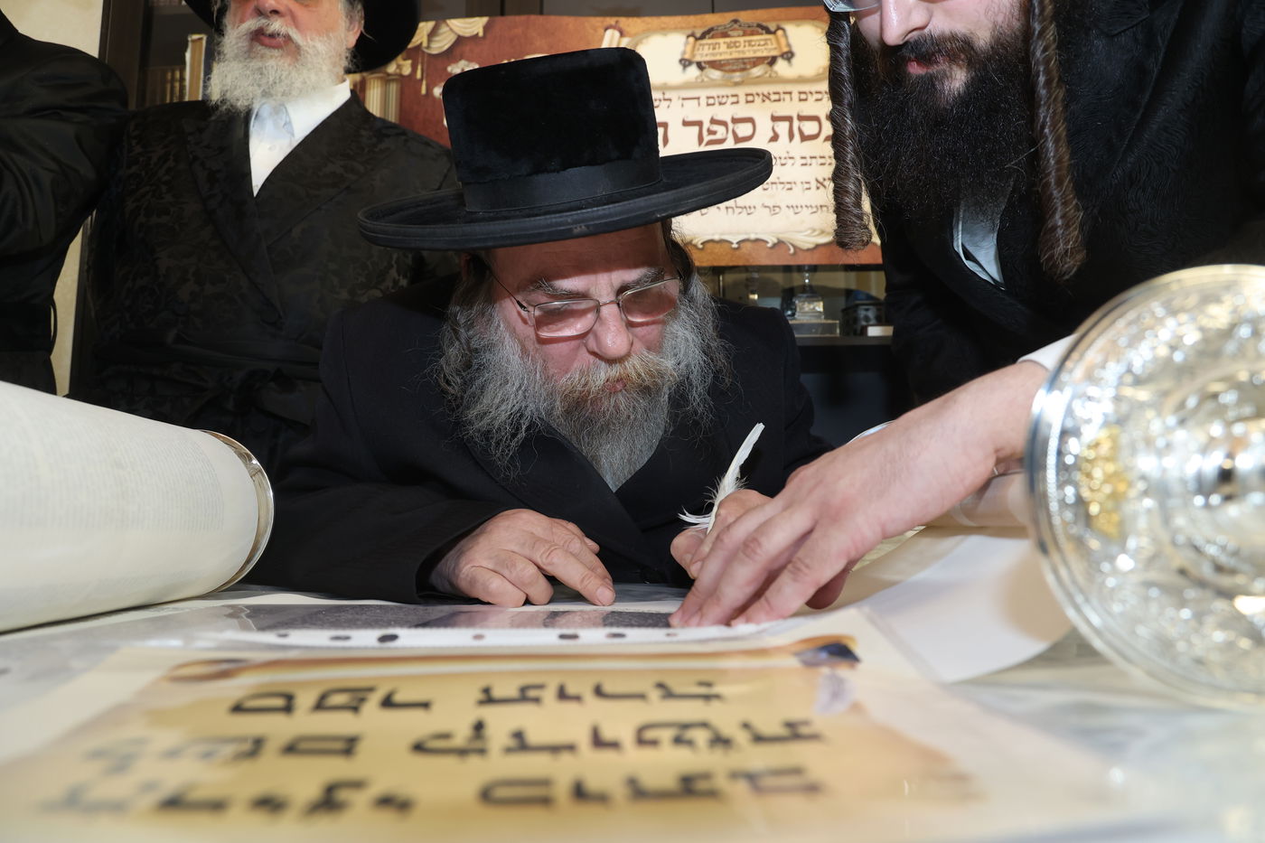 האבא תרם ספר תורה לעילוי נשמת בנו, והקהילה חגגה 