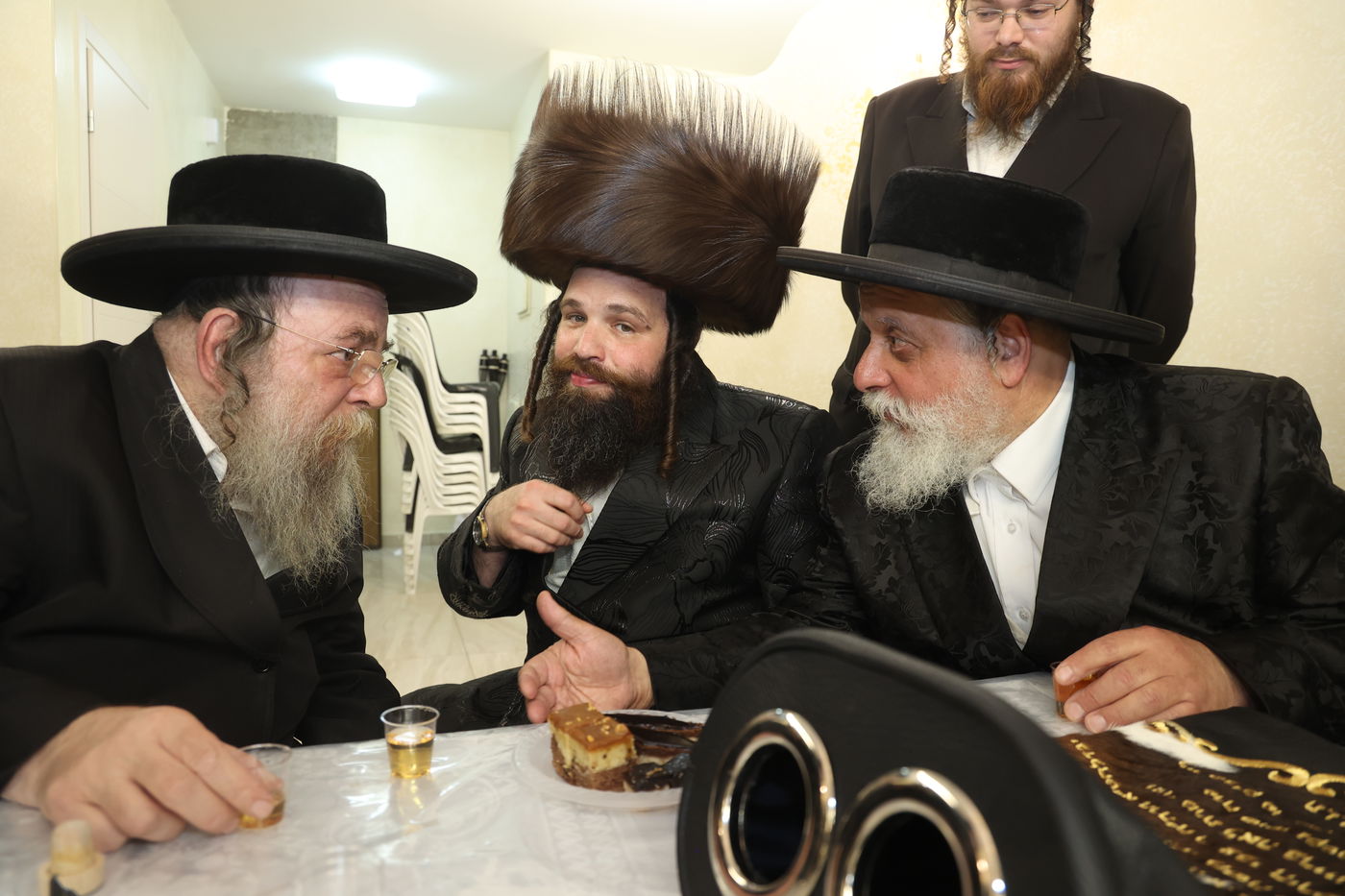 האבא תרם ספר תורה לעילוי נשמת בנו, והקהילה חגגה 