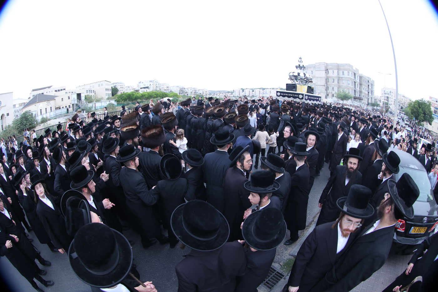 האבא תרם ספר תורה לעילוי נשמת בנו, והקהילה חגגה 