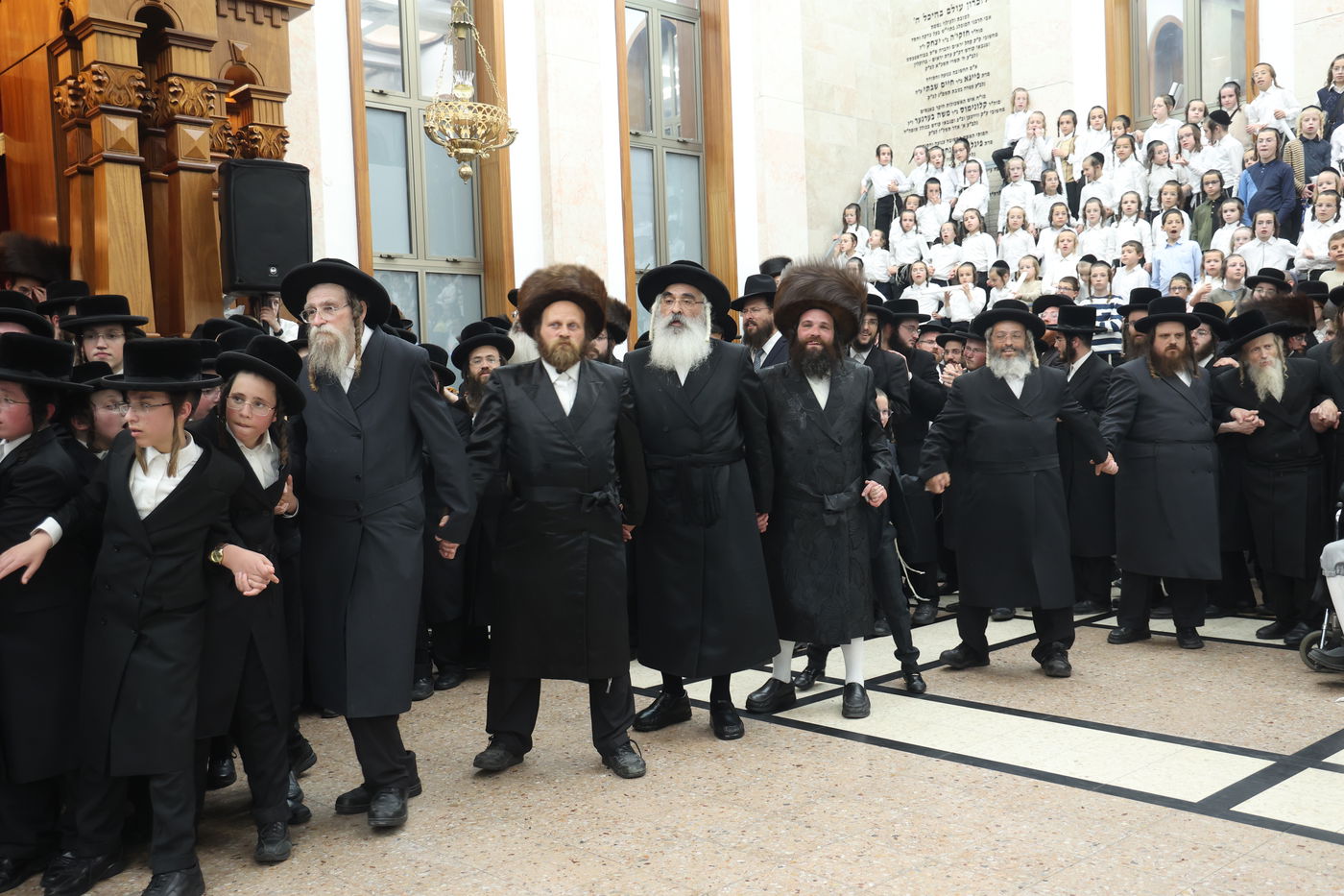 האבא תרם ספר תורה לעילוי נשמת בנו, והקהילה חגגה 