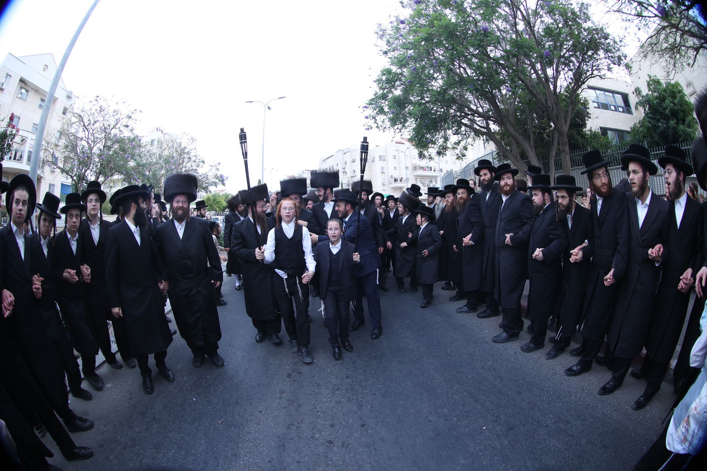 האבא תרם ספר תורה לעילוי נשמת בנו, והקהילה חגגה 